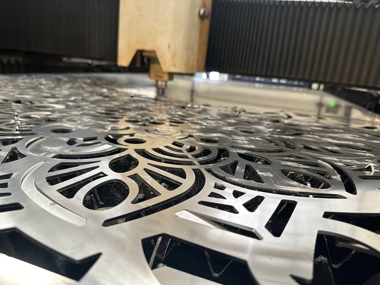 Laser-cut screen partition